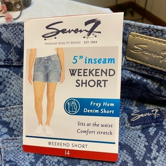 NWT Seven7 Weekend Denim Shorts Indigo Python Print Size 14 - Picture 5 of 11